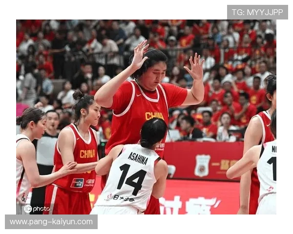 中国女篮热身赛连胜,年轻内线崭露锋芒 中国女篮热身赛连胜,年轻内线崭露锋芒